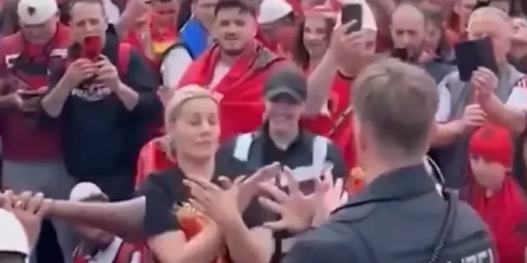 VIDEO fantastike, polici gjerman duke kërcyer valle popullore shqiptare, bën me duar shqiponjën