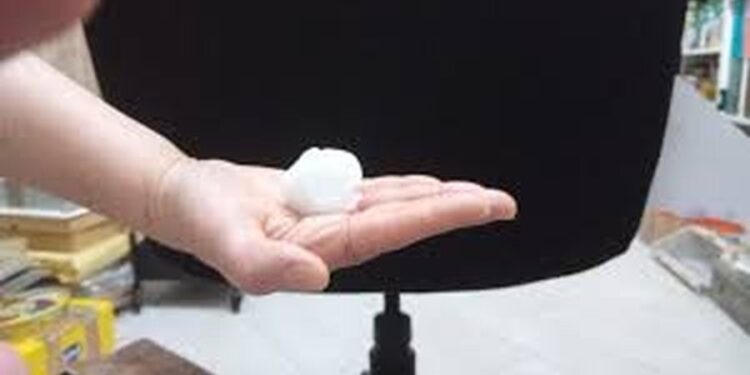 “Kokrrat sa topat e bilardos”, stuhi e fortë breshëri në Milano