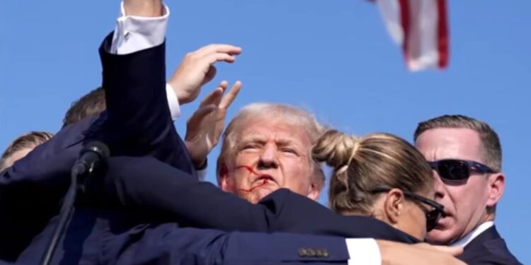 VIDEO/ Atentat ndaj Donald Trump, kandidati për president largohet i plagosur nga tubimi