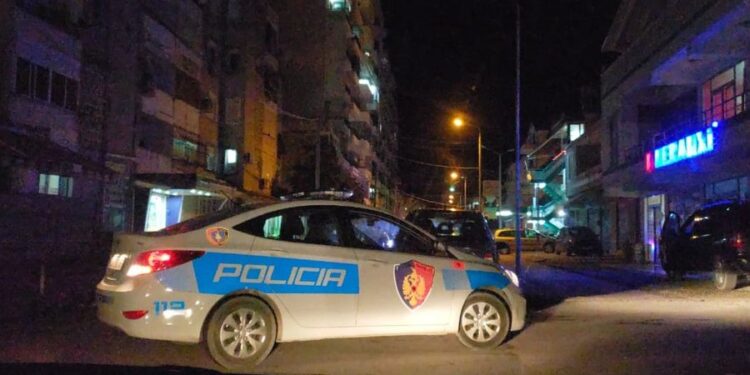 Makina e policisë shtyp këmbësorin në bulevardin e Vlorës