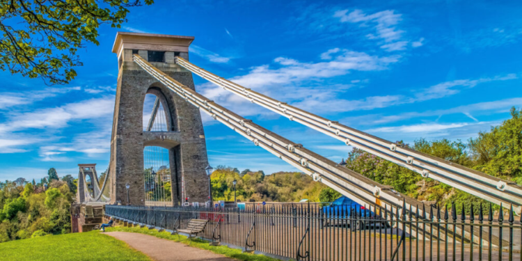 Autoritetet britanike në alarm, gjenden dy valixhe me mbetje njerëzore