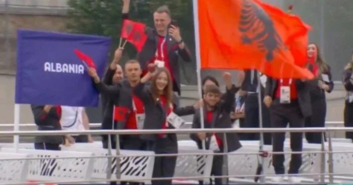 Shqipëria në ceremoninë hapëse të Paris 2024, flamuri kuqezi në paradë mbahet nga notarja 16-vjeçare dhe mundësi çeçen