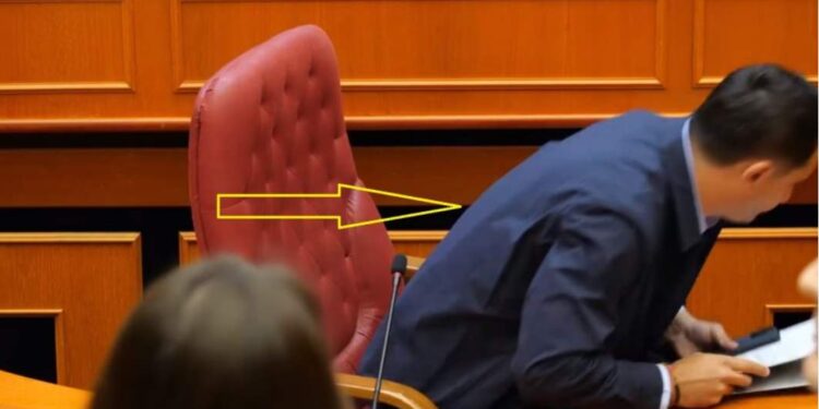 Përplasjet në Këshillin Bashkiak, Meta për Veliajn: Vishet me xhup verës për të mbuluar antiplumbin