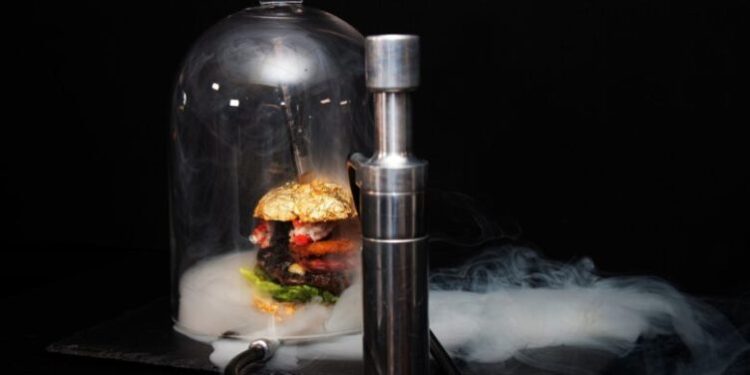 Është i spërkatur me gjethe ari, sa kushton hamburgeri më i shtrenjtë në botë