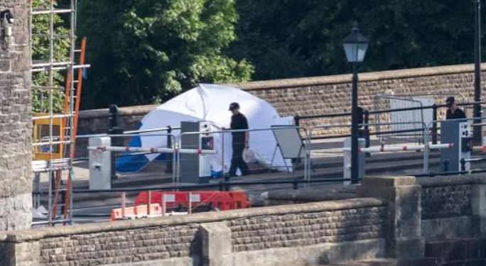 Britani/ Fshehu në një valixhe eshtrat e dy personave, policia kërkon ndihmën e qytetarëve për ta arrestuar