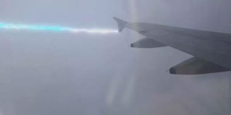 VIDEO/ Momenti kur rrufeja goditi një avion të British Airways