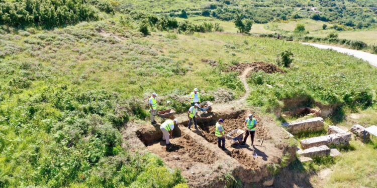 Zbulohet një tjetër varr monumental në hyrje të Parkut Arkeologjik të Amantias