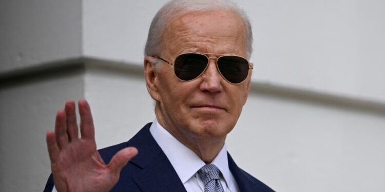 Analiza e VOA: Joe Biden mes përkrahjes dhe thirrjeve për t’u tërhequr nga gara presidenciale