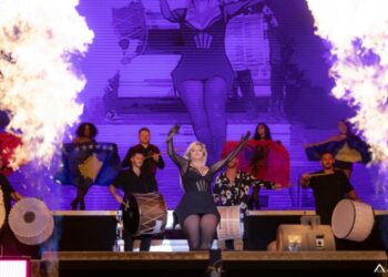 Bebe Rexha me tupana në performancën e saj, solli frymë kombëtare në “Sunny Hill 2024”