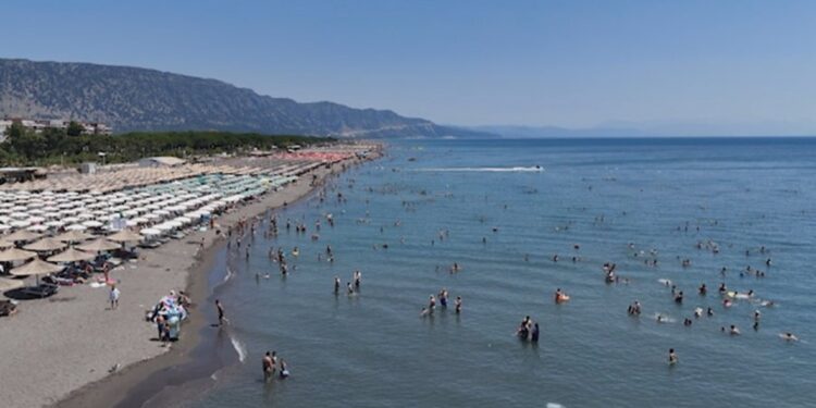 Temperaturat “zbrazin” Prishtinën, pas liberalizimit shtohen fluturimet dhe ofertat për pushime