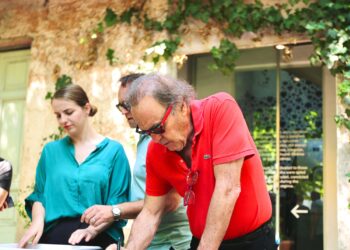 Regjisori me famë botërore, William Oliver Stone viziton Shqipërinë! Ardhja e tij, mundësi e artë për bashkëpunime kinematografike