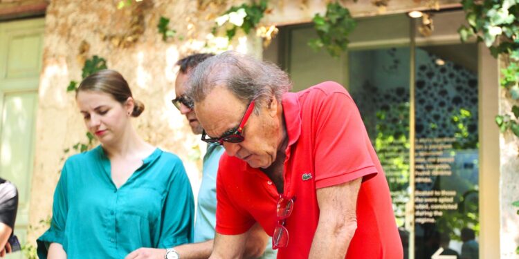 Regjisori me famë botërore, William Oliver Stone viziton Shqipërinë! Ardhja e tij, mundësi e artë për bashkëpunime kinematografike