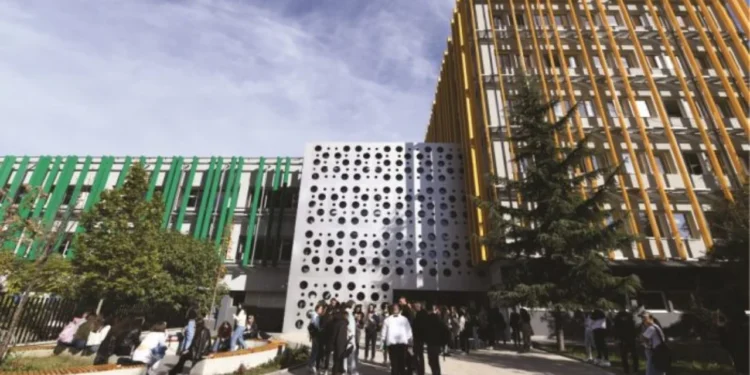 Sherr me grushte në Fakultetin Ekonomik në Tiranë, shefi i departamentit rreh pedagogen