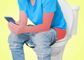 Mjekët paralajmërojnë, qëndrimi për një kohë të gjatë në tualet po ju rrezikon…