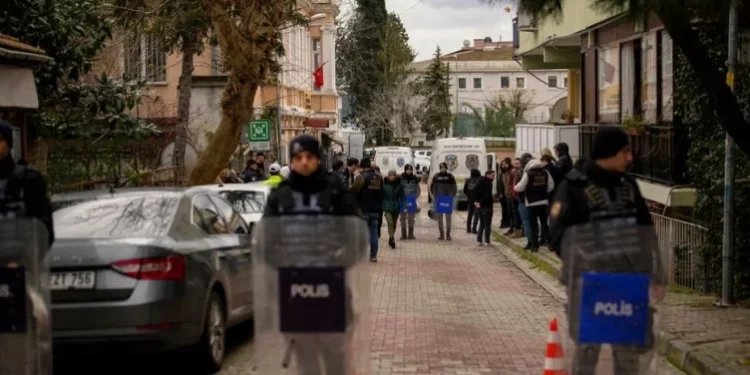 Sulm me thikë në një xhami në Turqi, 5 të plagosur, autori filmon krimin dhe e transmeton “live”