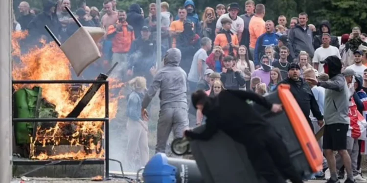 Mesazhet horror në Telegram për trazirat në Angli, alarmojnë autoritetet! Kërcënojnë me vdekje, djegie dhe….