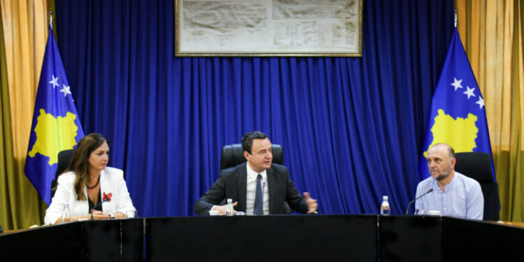 Seminari për Gjuhën dhe Kulturën shqiptare mbledh 300 studiues, mirëpriten nga Kurti  