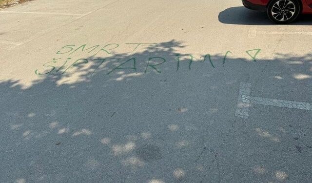 Grafiti ‘vdekje shqiptarëve’ në rrugët e Bujanocit një ditë pas protestës, Kamberi: Albanofobi e nxitur nga njerëzit e Vuçiç