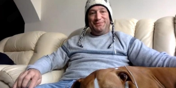 E rëndë në Tiranë/ Mësuesi amerikan mbyt gruan me litar, dy qentë i vret me shkop bejsbolli, më pas var veten