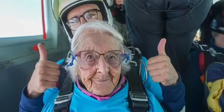 VIDEO/ Gjyshja “gangstere” nga Britania, feston 102-vjetorin duke… u hedhur me parashutë