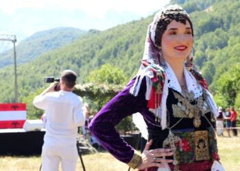 Mary Camaj promovon identitetin e saj kombëtar përmes xhubletës