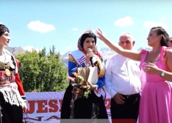 “Logu i Bjeshkëve”, malësorët ruajnë traditën! Vajzat e bukura, veshur me xhubleta performojnë në amfiteatrin natyror të Predelecit