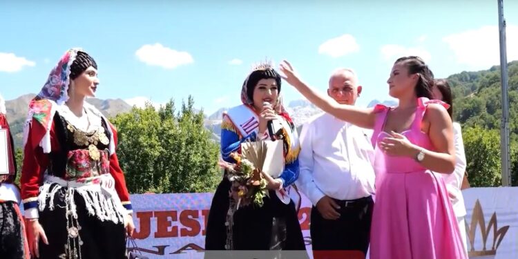 “Logu i Bjeshkëve”, malësorët ruajnë traditën! Vajzat e bukura, veshur me xhubleta performojnë në amfiteatrin natyror të Predelecit