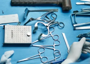 Ndodh për herë të parë në Britani, një fëmijë operohet me ndihmën e robotëve