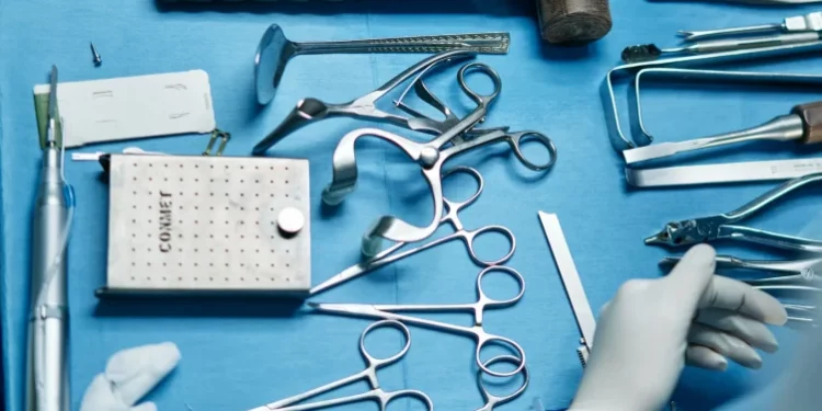 Ndodh për herë të parë në Britani, një fëmijë operohet me ndihmën e robotëve