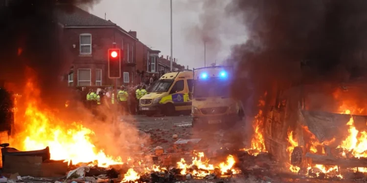 Protestat e ekstremit të djathtë në Britaninë e Madhe, Elon Musk: Lufta civile është e pashmangshme