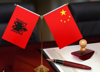 Kina dhe Shqipëria, mes dritëhijeve dhe enigmave politike