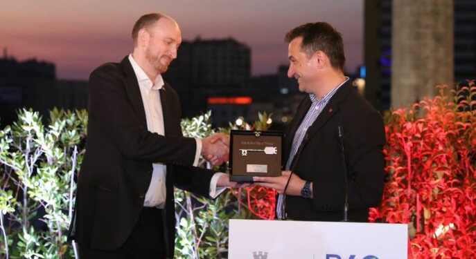 Përfundoi mandatin si Ambasador i Britanisë së Madhe, Veliaj i jep “Çelësin e Qytetit”