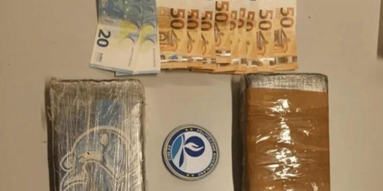 Si nëpër filma/ Shqiptari fluturon çantën me 4 kg kokainë nga makina në Belgjikë, policia e arreston pasi tradhëtohet nga kamerat