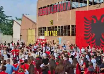 Parada “Rrënjët e zemrës”/ Itali, në rrugët e Astit marshimi i shqiptarëve të veshur kuq e zi