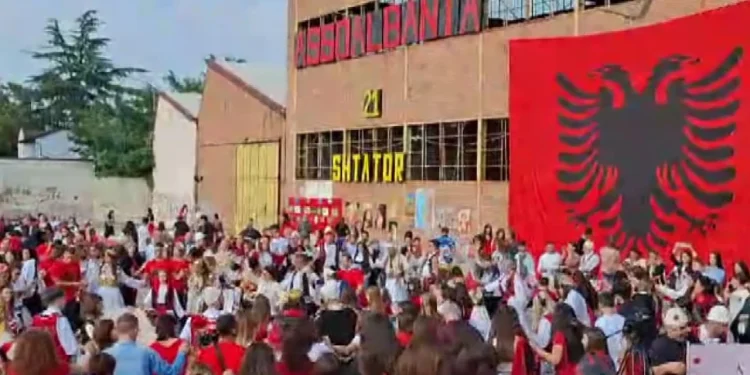 Parada “Rrënjët e zemrës”/ Itali, në rrugët e Astit marshimi i shqiptarëve të veshur kuq e zi