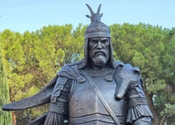 Lutfi Dervishi: Shtatorja e Skënderbeut që u përurua nga “Mamica” në Siçili, i ngjan Edi Ramës!