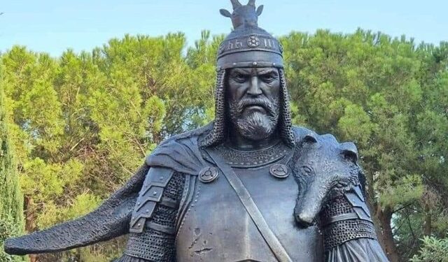 Lutfi Dervishi: Shtatorja e Skënderbeut që u përurua nga “Mamica” në Siçili, i ngjan Edi Ramës!