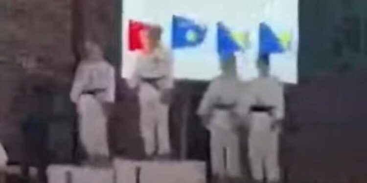 VIDEO/ Tërbohen serbët, Kosova ngre flamurin në “Serbi”!