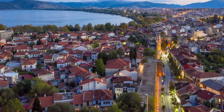 Dikur quhej “kryeqyteti i Shqipërisë”, sot Janina i gëzohet qindra-mijëra turistëve nga Shqipëria