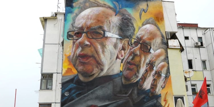 Një murale për Kadarenë! Realizohet në Bulevardin e Ri nga argjentinasi Maximiliano Bagnasco