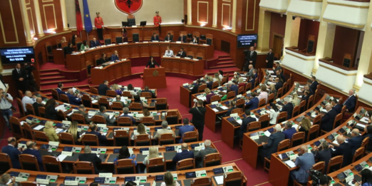 Parlament pas plazhit, Basha shkon në fund të sallës, Spiropali “injoron” Begajn