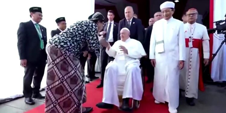 “Një dhuratë e jashtëzakonshme”, Papa viziton xhaminë më të madhe në Xhakartë