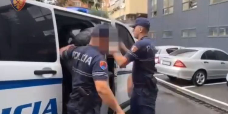 Trafikonin armë, arrestohen dy persona! Sekuestrohen 10 pistoleta dhe fishekë luftarakë