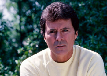 Shuhet aktori i njohur James Darren!