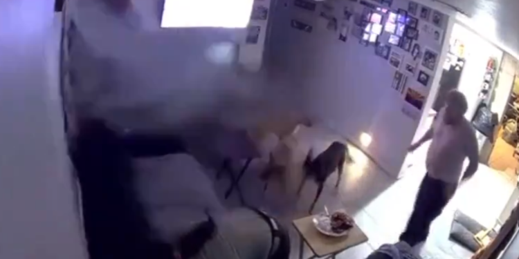 Ishin ulur për të darkuar, makina i “mbin” në dhomën e ndenjes çiftit (video)
