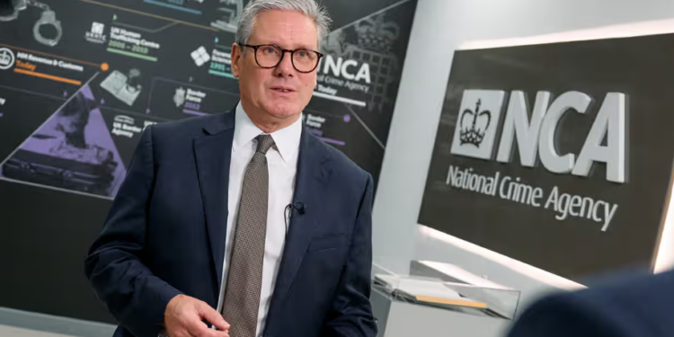 Keir Starmer zotohet të ndalojë bandat e kontrabandës me njerëz me taktika të përdorura për të burgosur rebelët