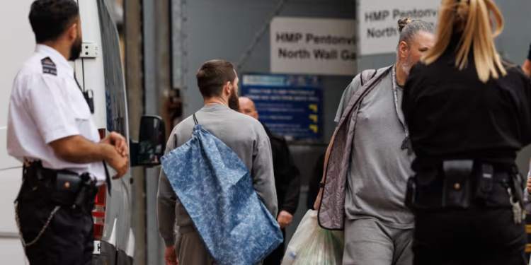 Policia ‘u largua për t’u marrë me pasojat’ e lirimit të parakohshëm të planifikuar keq të 1700 të burgosurve