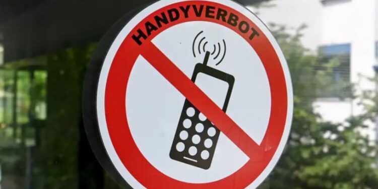 Holanda ndalon përdorimin e celularëve në shkolla! Përmirëson raportet sociale, ja efektet pozitive te nxënësit