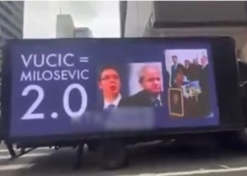 Para mbledhjes së Asamblesë së OKB-së, shqiptarët në New York aksion me fakte e fotografi për krimet serbe në Kosovë