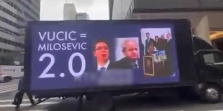 Para mbledhjes së Asamblesë së OKB-së, shqiptarët në New York aksion me fakte e fotografi për krimet serbe në Kosovë